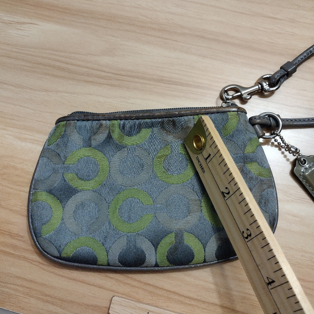 COACH MADISON GRAPHITE GREEN OP ARTSIGNATURE SATEEN WRISTLET - Picture 6 of 10